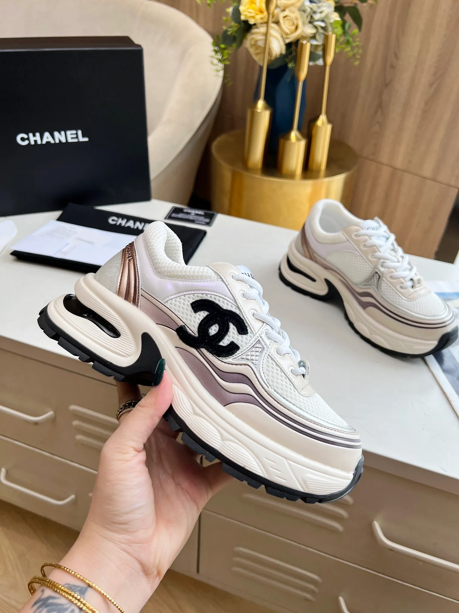 👟👟Ex-factory price 640👟👟 chanel Chanel early spring vacation series latest casual sports shoes silver white, gold white, silver gray, black and red! Incomparably beautiful and easy to wear, very light, the lining is also super soft, super comfortable, the upper is breathable, the color is high-end and durable, versatile. Upper: cowhide and cloth stitching. Inner: breathable mesh. Original foam combination outsole. Size: 35-40.